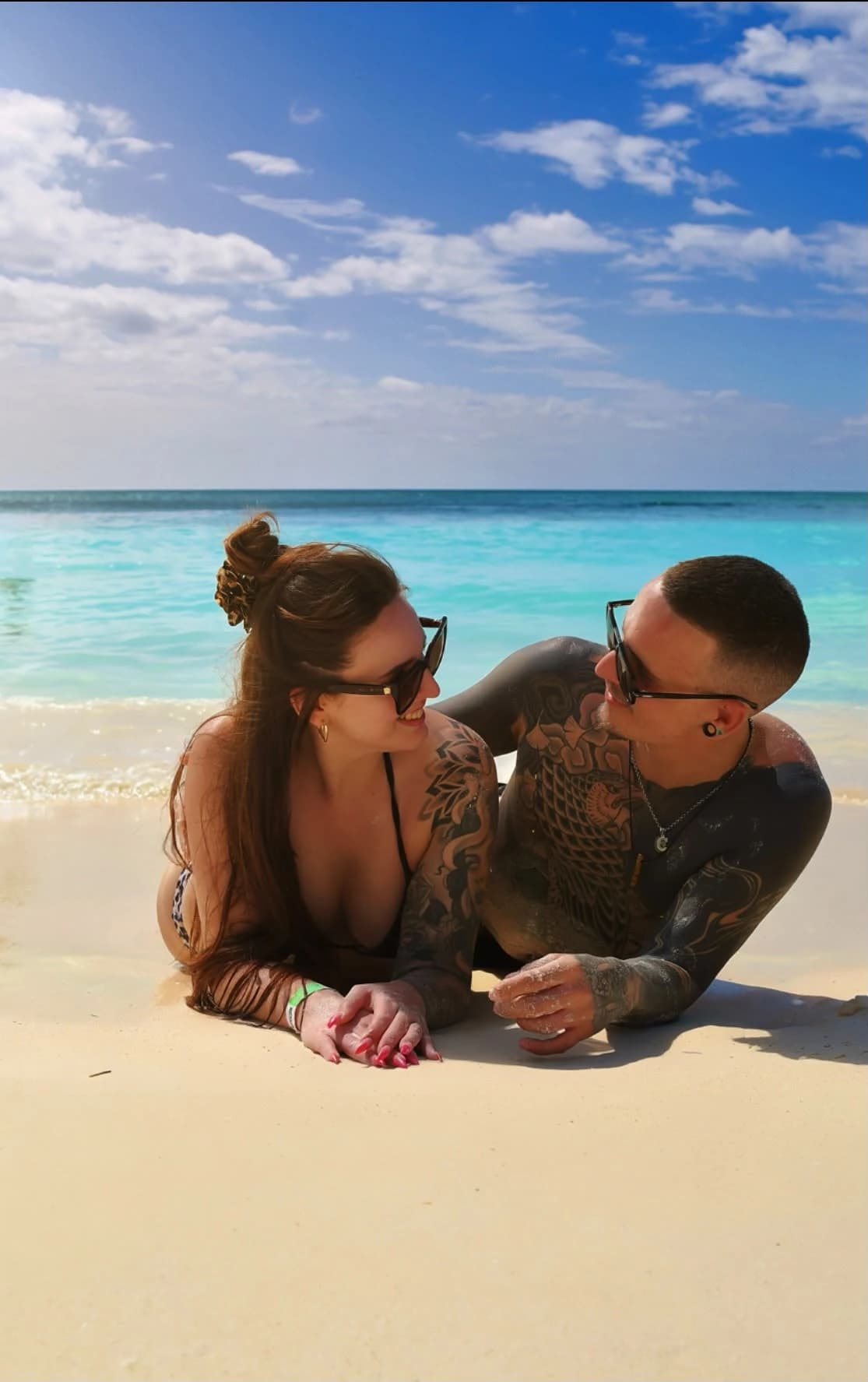 Carolina y Alonso en una playa del Caribe